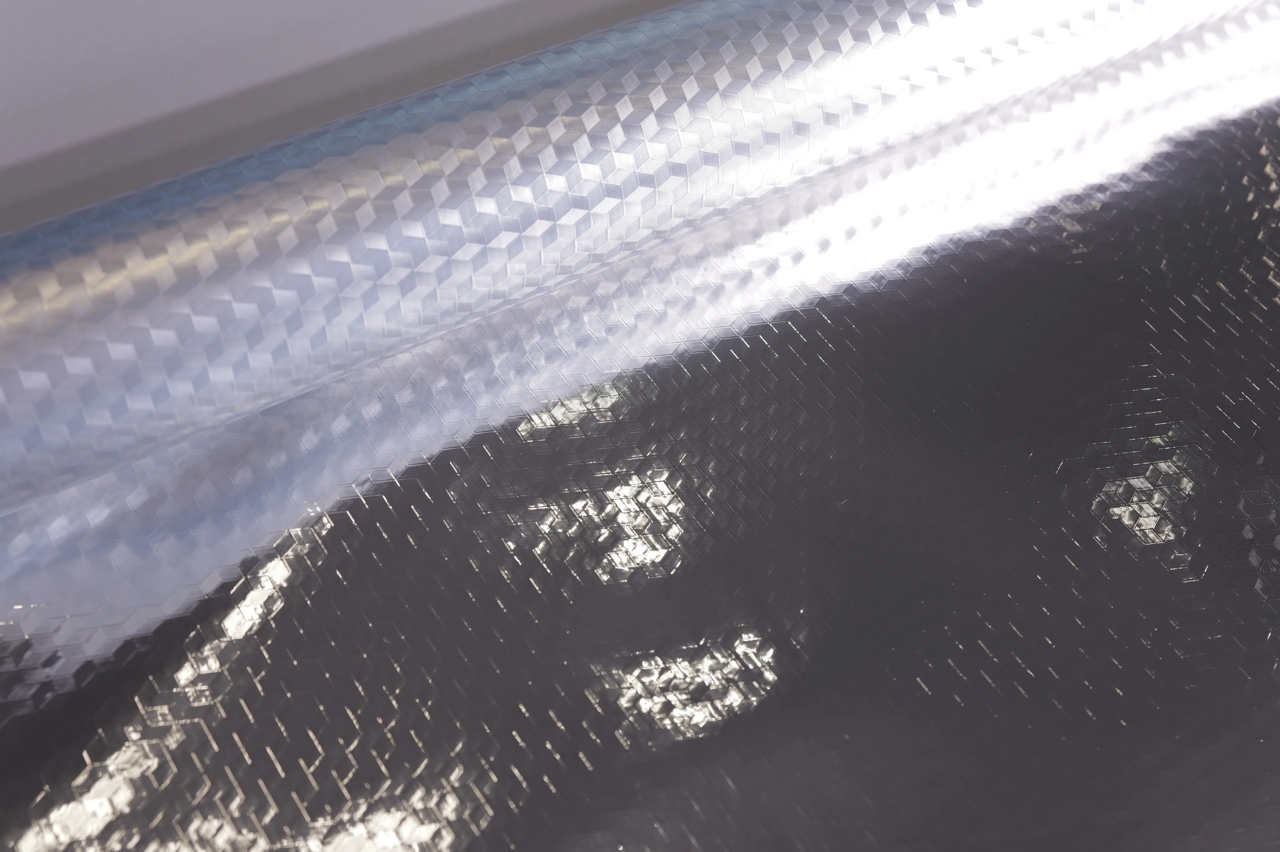 Diamond Reflective Laminate, Gloss Dark / Silver Emboss Back – roll form